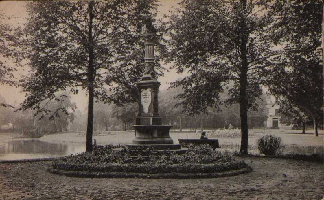 Volkspark-met-monument-1908.jpg