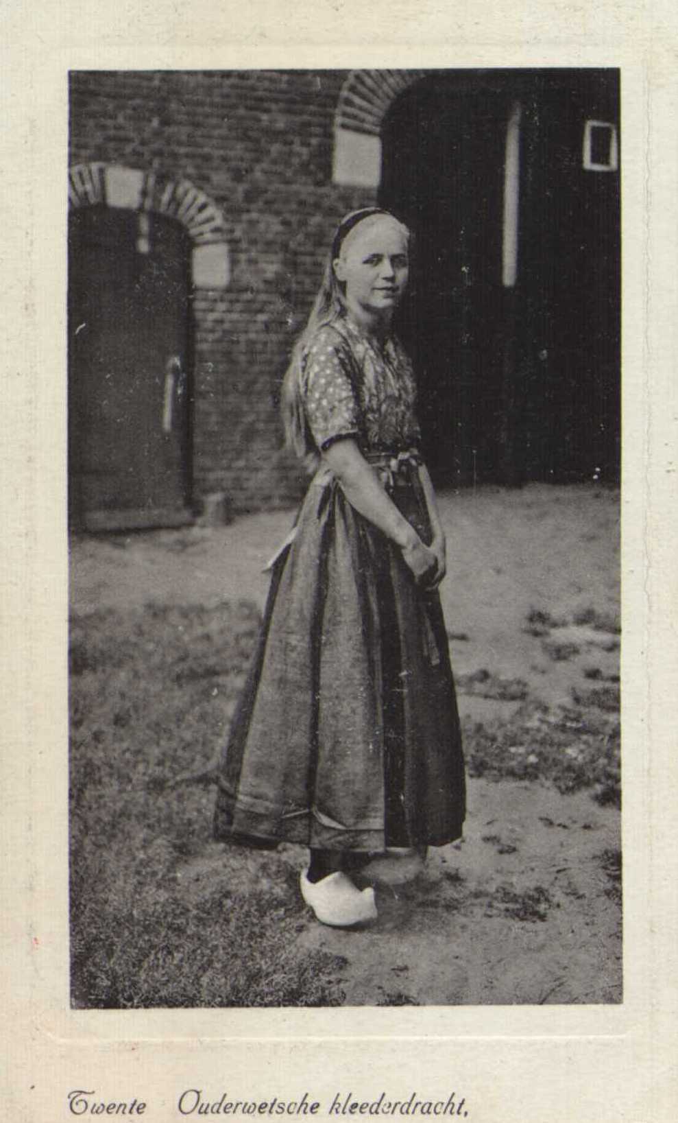 Twente-meisje-klederdracht-1919.jpg